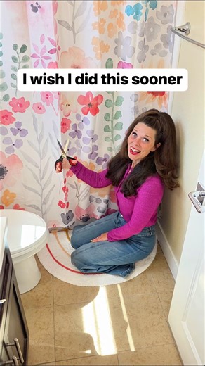 Instantly upgrade your bathroom look with this easy split shower curtain DIY 🛁✨ #homediy #bathroom