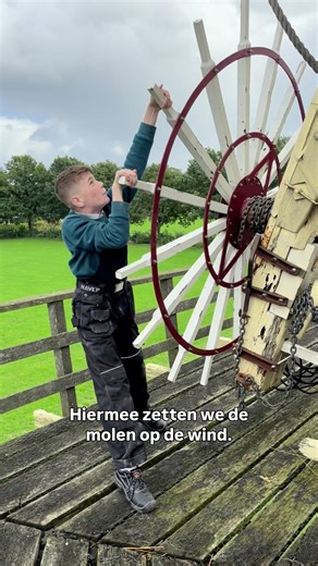 Stap op de stelling met Levi, voor je ’t weet weet je meer over molens dan je dacht!” Vandaag neemt onze 12-jarige molenfanaat Levi je mee omhoog bij Molen de Ster in Geesteren. In deze nieuwe reel vertelt hij op zijn eigen enthousiaste manier over drie belangrijke onderdelen van de molen: 🔸 De stelling – de loopvloer rondom de molen waar je de wieken kunt bereiken 🔸 De vang – het remsysteem waarmee je de molen tot stilstand brengt 🔸 Het kruiwerk – de techniek waarmee je de kap van de molen i