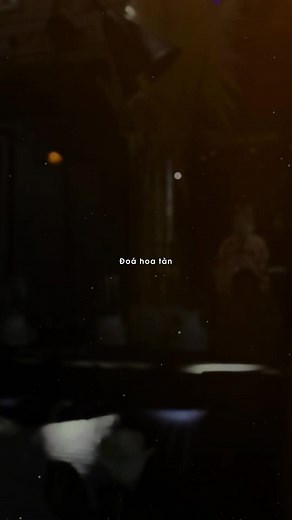 Đoá hoa tàn trôi lạc giữa không gian..