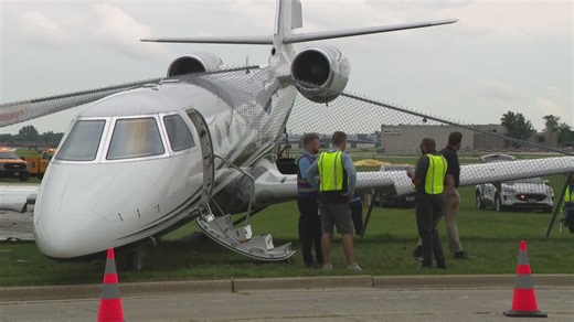 Small plane crashes into fence at Chicago Executive Airport in Wheeling - WGN News at 5