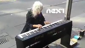 نوازندگی زیبای پیانو توسط بانویی سالخورده