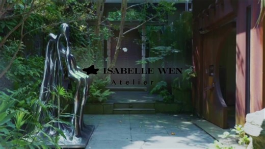 2023 年秋冬 ISABELLE WEN 系列“藝術天生”，靈感來自藝術與時尚之間的關聯創造力。 拍攝於楊柏林藝術家的蕨知院山林居。 The Autumn/Winter 2023 ISABELLE WEN collection “Born in Art”, inspired by the connected creativity between art and fashion. Filmed at the residence of artist Yang Po Lin. | Isabelle Wen 溫慶珠