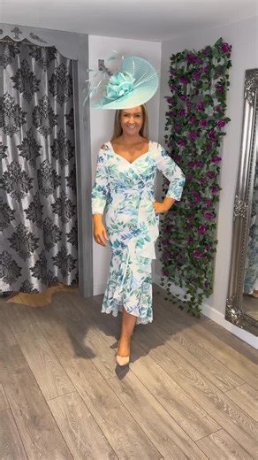 Designed to hug in all the right places, this sexy fishtail dress is pure confidence. The fitted shape shows off a curvy figure beautifully, while the soft print keeps it elegant and wedding-appropriate 💫 Perfect for high summer weddings where you want to feel feminine, confident, and polished. Looks stunning alongside navy or sage bridesmaids — a gorgeous choice for coordinated wedding styling ✨ 🍑 🔥 #CoutureClub #CurvyConfidence #FishtailDress #WeddingGuestStyle #SummerWeddingLook OccasionWe