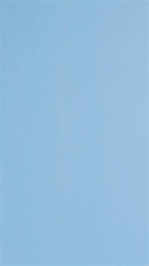 她以幽默、霸氣的舞台魅力聞名 在聚光燈下，她是能讓全場沸騰的靈魂 在生活中，她是『勇敢展現真實』的代言人 她用華麗的裝扮詮釋自我 也用行動告訴我們——多元就是力量，勇敢就會美麗 她是 #SandraHoe 在渣打 #美好盡在當下 系列第三章為多元共融閃耀發聲 ! #渣打 #多元共融 #美好盡在當下 | 渣打銀行 Taiwan