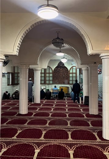 Menu du jour ( Thiou curry yapp ) Plus de 300 personnes rompent le jeûne depuis le début du mois de Ramadan à la mosquée Abou Oubayda grâce à vos dons 🤲🏾 Nous comptons sur votre générosité pour soulager encore plus de personnes durant le mois béni de Ramadan. Qu’Allah agrée vos bonnes actions ! ❤️