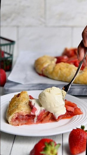 Pie Made Easy: Strawberry Rhubarb Galette #recipe #baking