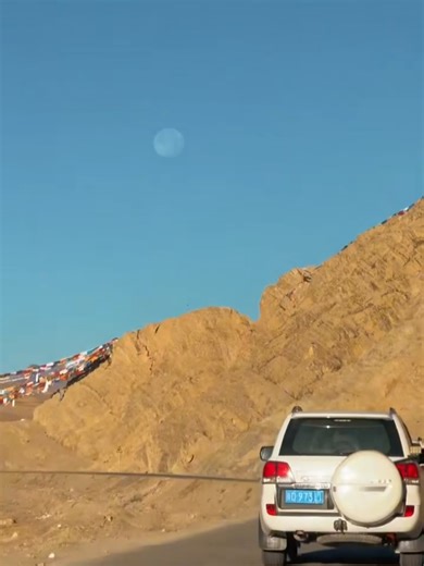 Scenery Along the Road in Shigatse, Tibet#tibet