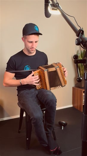 handorgelschule.ch on Instagram: "🔥Cyrill Rusch (@cyrill.r_ ) im @handorgelschule.ch -Studio!😍 Da viele Mitglieder der Handorgelschule auch Schwyzerörgeli spielen, kam vermehrt der Wunsch nach originalgetreuen Lernvideos fürs Schwyzerörgeli - wer könnte sich da besser eignen als die Komponisten höchstpersönlich vor der Kamera? DANKE Cyrill für die freudige Zusammenarbeit - weitere Profis (Handorgel-und Schwyzerörgeli werden folgen)💯🙏🏻 #kommendezeiten"