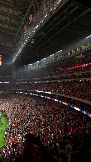 Gracias a @vivaaerobus y al Livepass para estar ahí y hacerlo posible. Con el Livepass permite reservar entradas a los mejores eventos junto con tu vuelo 🏈✈️ @houstontexans | Orson Padilla