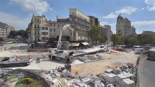 ✨ La place Castellane s’est métamorphosée pour devenir un espace dédié aux piétons 🚶‍♀️ La place accueille aujourd’hui une vaste esplanade pavée de 500 000 pierres et ombragée par 36 jeunes micocouliers, offrant un cadre beaucoup plus apaisé. 👩‍👧‍👦 👷 Cette véritable transformation a mobilisé des centaines d’ouvriers et de techniciens, engagés jours et nuits, pour redonner une nouvelle vie à ce cœur emblématique de #Marseille. 🌟 #MarseilleChange #LaMétropoleAgit | Aix-Marseille-Provence Mét