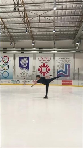 Spirals and falls #figureskating #iceskating #patinajesobrehielo