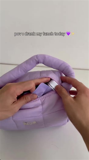 Taro? 🍠💜 I’m sold. @fyll.club is genius! Complete meal with 18g of plant protein, 4g of dietary fibre, 0 added sugar with Gastro-AD postbiotics! And seriously, how cute is this PR kit?! 🥹 Own your puffy bag when you ; • Buy 1x FYLL Taro (RM94): add RM25 to get a Puffy Bag • Buy 2x FYLL Taro (RM178, 5% off): free Puffy Bag!