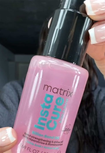 Getting ready always turns into chaos and somehow everything breaks… except the hair 💅💖🩵 Use Billion Bond Oil on damp hair before heat, then smooth a tiny bit on the ends after styling for extra shine. Strong, glossy, and never greasy. Adding this to your lineup? 👀👇 #Matrix #MatrixHair #BuildABond #BillionBondOil #HairCareRoutine