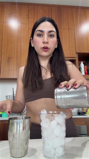 Preparando un Brown Sugar Shaken Espresso en casa
