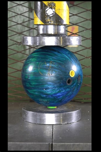 El caos de la prensa hidráulica: Acción de aplastamiento extrema