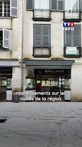 🌨️ Incroyable averse de grêle dans les rues de Bayonne au Pays Basque, où la chaussée s'est transformée en patinoire. | TF1 INFO