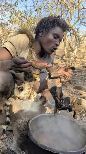 Traditional Food Around the Fire #traditinal #hadzabetribe #wildlife