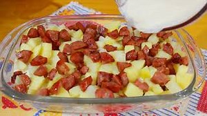 50K views · 3.4K reactions | VOCÊ VAI AMAR COMER BATATA DESSE JEITO -FÁCIL- RÁPIDO- RECEITA SIMPLES PARA O SEU ALMOÇO OU JANTAR Ingredientes: 2 caixinhas de creme de leite (400g) 50g de parmesão 1 pitadinha de sal 1 gomo e meio de linguiça calabresa (350g) 900g de batata inglesa 150g de muçarela | Frigideira com tampa Juliana Reis | Facebook