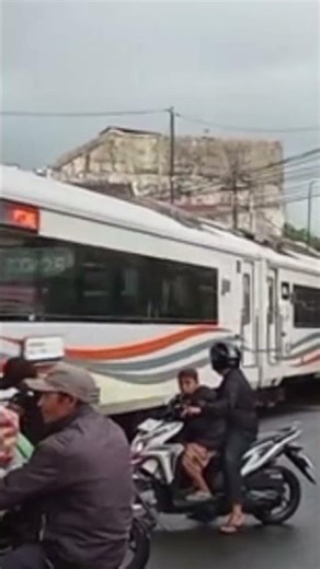 nekat sekali kereta api da dekat tetap nerobos#short#viral