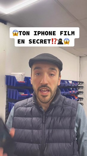 😱 TON IPHONE FILM EN SECRET ⁉️🥷😱 On te montre comment filmer sans que l’ecran soit allumé! Ps : pour desactiver voice over il faut cliquer 3 fois sur le bouton home a droite de l’iphone et refaire la meme manip pour décocher voice over. #iphone #iphonetips #iphonehacks #iphonetricks #astuceiphone #pourtoi #fyp