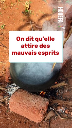 “Tu savais que cette huile attire les esprits si on la prépare à l’intérieur ?” Ce jour-là, le feu est entré dans la marmite… et tout a changé. Découvre une tradition rare du Bénin. #FYP #BéninTikTok #AfricanTraditions #Palmiste #TikTokBenin #HouefaOfBenin #hof #HéritageAfricain #Cuisine