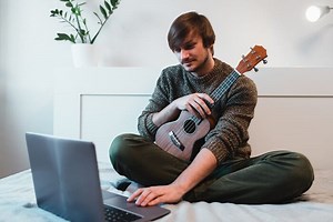 Cómo aprender a tocar el ukelele en 7 pasos