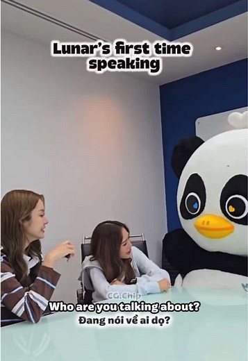 “2 Mẹ đang nói về ai vậy ạ?” Vâng, câu nói đầu tiên của Nủ Lunar khi biết nói, chính là câu này đây - - - Lần này người dọn vô chùa là Mae, là Mae tự nguyện vô chùa ở cho thanh tịnh, chứ ở nhà ồn quá Mae chịu không nổi #namtantipnaree #filmrachanun #lunar #namtanfilm #speak