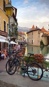 Summer in Annecy is like nowhere else. A perfect blend of lakeside charm, mountain views, and magical sunsets 🌅 📍 A complete travel guide to Annecy and its surroundings is now available via the link in my bio! Whether you’re gliding across the turquoise waters by paddle, strolling through the colorful old town, or enjoying a warm evening on a café terrace, there’s something unforgettable about summer in this little corner of France. 🛶✨ Thinking about spending your summer here? #annecy #france