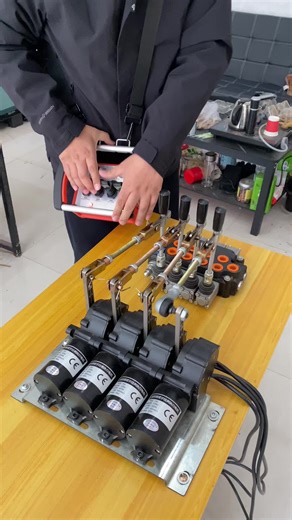 Manufacturer of wireless remote controller for crane,4-way wireless remote controller, 5-lever wireless proportional remote controller, 6-channel wireless proportional remote controller, 7-way wireless proportional remote controller, 8-function wireless proportional remote controller, good micro-motion, simple installation, no influence on the original vehicle operation, waterproof, and remote control distance of 500 meters.#crane #cranetruck #cranes #craneoperator #cranelove #cranework #craneli