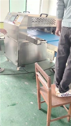 swiss roll cream coating swiss roll cake rolling machine