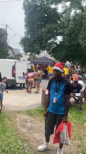 Jay.v on Instagram: "E foi assim hoje com a @ong.alimentar @dgs_rapsul E geral curtiu, lindo de ver a solidariedade @carla.pereira.iriart parabéns e obrigado novamente ✊🏾🙏🏾 #seguidores #solidariedade #natal #lançamento"