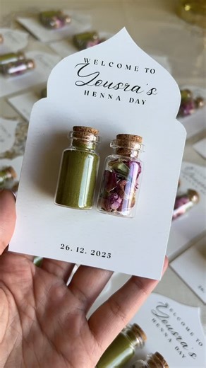 Straluci Brand on Instagram‎: "Carte Henna et Ward beldi 🤍🌷 Passez votre commande par message privé ou sur WhatsApp 💖 #دراجي #drage #dragees #dragee #dragé #drageesbapteme #drageesnaissance #drageespersonnalisés #bearcandle #cadeauinvite #cadeauinvité #سبوع #سبوع_مغربي #maroc #fes #tanger #tetouan #marrakech #agadir #straluci #henna #ليلة_الحنا #ليلة_الحناء #ليلة_الحناء_المغربية #ورد_بلدي #drageesmariage #bougiepersonnalisée #bougieparfumée #bougienaissance #bougienaissancepersonnalisé"‎