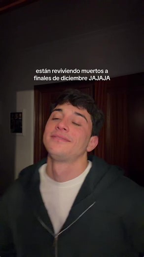 Reviviendo Muertos en Diciembre: Tradición Extraña