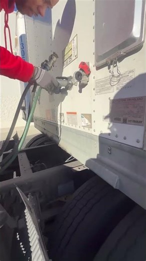 Hooking up air lines the right way 👌 #truckdriver #cdllife #trucking #pretrip