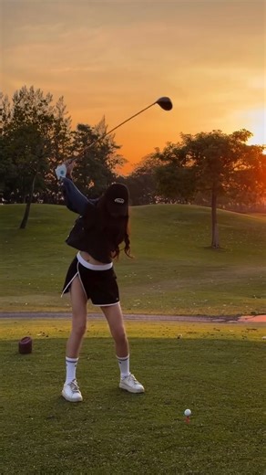 Sordorstyle on Instagram: "ASMR Return the beginner. @kong_wongsiri 🥶⛳️🌅 (ไม่ได้จับไม้นานมากกกกกกก ลืมหมด จบ เริ่มใหม่)"