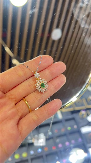 ✨🪞🎀မြနှင်းပွင့်ဆွဲသီးလေးတစ်ခါမှမထုတ်ဖူးသေးဘူး ဒါလေးပထမဆုံးဘဲ တော်တော်ကိုလှသော အားပေးသွားတဲ့သာကေတကမမ ကိုကျေးဇူးအများကြီးတင်ပါတယ်ရှင် စီးပွားလာဘ်လာဘတွေတိုးပွားပါစေရှင့် ✨🪞🎀#luxuryjewelrycollection #finejewelry #emerald #pendant #yangon