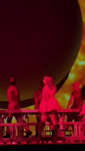 It’s impressive how Ariana makes whistle notes look so easy and effortless. #fyp#ariana#arianator#arianagrande#Edit