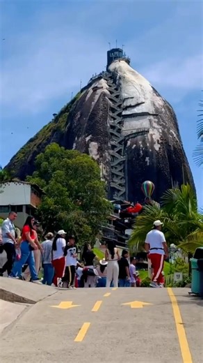 🇨🇴 GUATAPE, COLOMBIA | FULL TRAVEL GUIDE OF COLOMBIA'S MOST COLORFUL TOWN AND ICONIC MOUNTAIN 🇨🇴