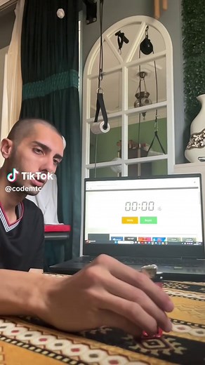 There is a distance of 50 cm between the keyboard spacebar and the lighter. The timer starts when you press the spacebar and stops when you press it again. In Turkish I say the number 16 17, then I say 12 13! In addition, that bald does not do the same as I do, let him do the same as I do, under the same conditions, then I will think of something again, it does not happen by pressing the screen as big as my head from a distance of 10 cm... #fyp #best #trick #speed #matrix #codemtc #kenlee🐉 #gli