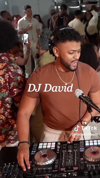 Mixing Soca Classics the right way 🙌🏾 My caribbean roots had fun with this one! Director/Producer: @Directorfinesse Disclaimer: All songs used in this video belong to their rightful owner, and this page does not any rights over them. #nycdj #liveset #socamusic #soca #djtransition #nycweddingdj
