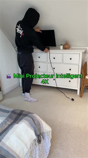 Découvrez le HY300 Projecteur Pro, la nouvelle référence du divertissement mobile. 📽️✨ Grâce à son design compact et sa tête pivotante, vous pouvez projeter vos contenus en haute définition sur n'importe quel mur ou même au plafond. Il est équipé du Wi-Fi intelligent pour diffuser vos applications préférées comme YouTube ou Netflix en un instant. 📱📡 | Africooshop01