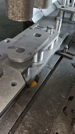 鋼板プレス加工：高効率油圧プレス機の作業工程