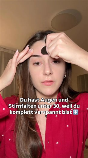 Emira | Beauty and 💭🩵 on Instagram: "so gehen die Übungen genau ⬇️🫶🏽 1️⃣ Lymphknoten und Temporalis lockern Das bereitet das Gewebe auf die Massage vor und hilft, Spannung und gestauter Flüssigkeit einen Abfluss zu geben. Ich mache das etwa 30 bis 60 Sekunden, bevor ich mit den feineren Griffen starte. 2️⃣ Innerer Augenwinkel sanft auseinanderführen Hier entlasten wir die feinen Strukturen rund um das Auge. Wichtig ist, die Haut nur leicht auseinanderzuführen und nicht zu ziehen. Drei bis fü