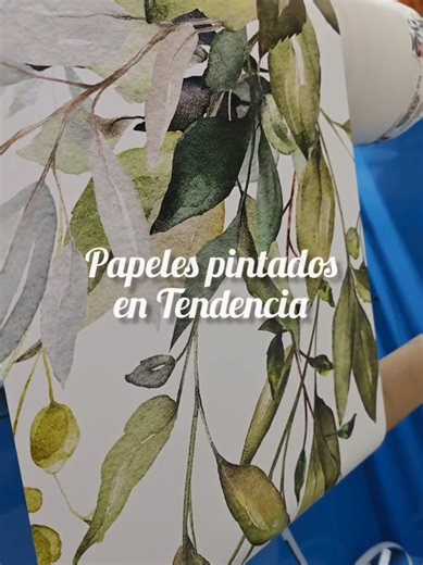 Murales Essentials en Papel Pintado Online Hoy estamos fabricando uno de nuestros murales de la colección Essentials, una gama de diseños actuales y muy en tendencia pensados para transformar cualquier espacio con una decoración moderna y elegante. Nuestros murales están fabricados en tejido no tejido (non-woven), un material de gran calidad que además destaca por su fácil aplicación, ya que el adhesivo se aplica directamente sobre la pared, facilitando la instalación y permitiendo trabajar con 