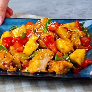 680K views · 5.4K reactions | La viande de PORC comme dans les RESTAURANTS asiatiques ! Ingrédients: viande de porc - 300 g jus d'ananas - 200 ml sel - 7 g poivre noir - 5 g LAISSER MARINER 30 MIN oeufs - 2 pièces farine - 100 g huile d'olive - 25 ml poivron rouge - 1 pièce poivrons verts - 2 pièces oignon - 1 pièce sel - 7 g poivre noir - 5 g paprika doux - 5 g sauce soja - 20 ml fécule - 15 g eau - 100 ml | Cookrate - France | Facebook