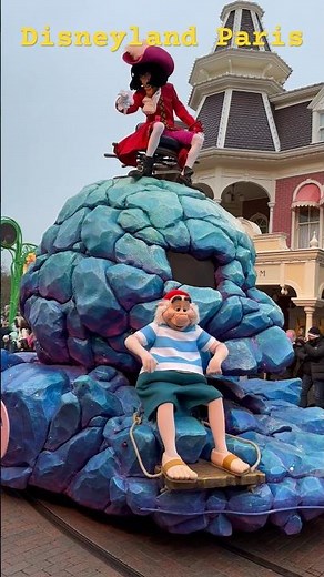 Peter Pan, Wendy, et Crochet dans la grande parade de Disneyland Paris #disneylandparis #peterpan