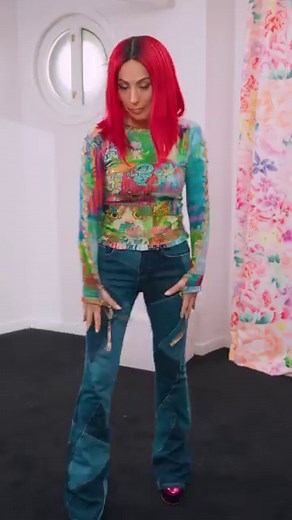 La diseñora @maria_escote nos enseña sus prendas favoritas para ir de rave de su nueva colección para @desigual 🔥 | Vogue España