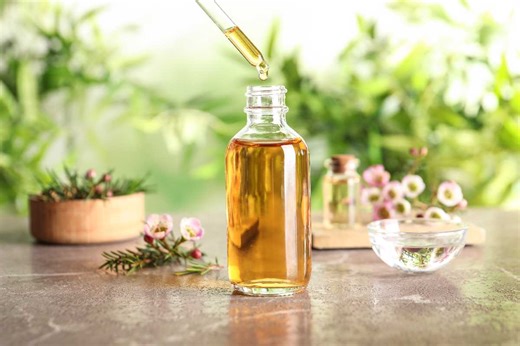 Tea tree oil: i 15 usi più portentosi dell'olio essenziale antibatterico da portare sempre in borsa