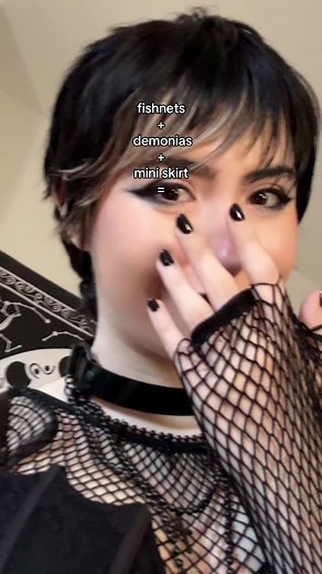 idk I’m really adoring all fishnet outfits again lately :>