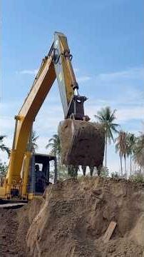 EXTREME EXCAVATOR ACTION — Digging Deep and Loading Massive Earth #short #excavator #heavyequipment